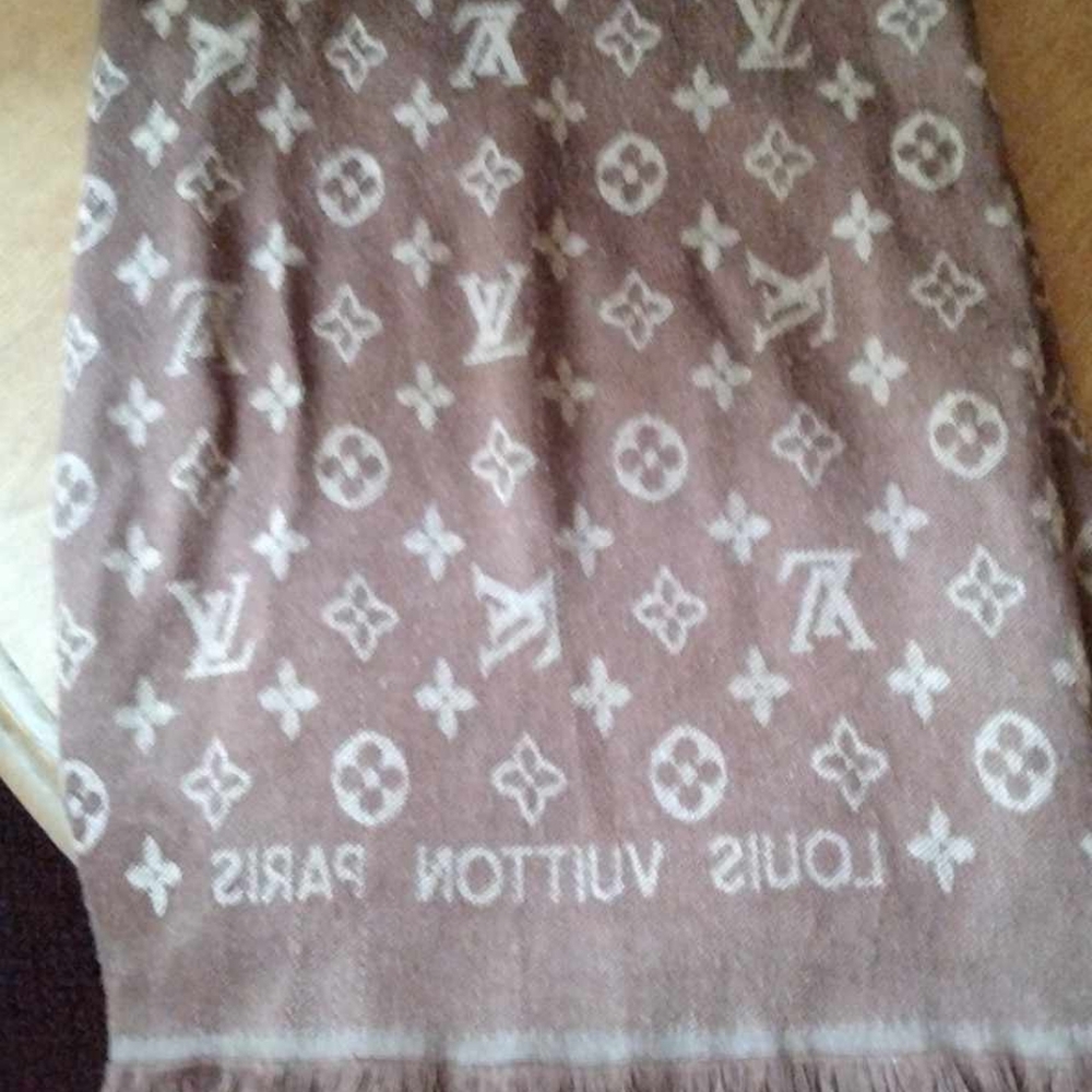 Louis Vuitton Monogram Classic Wool Silk Shawl - Picture 4 of 7